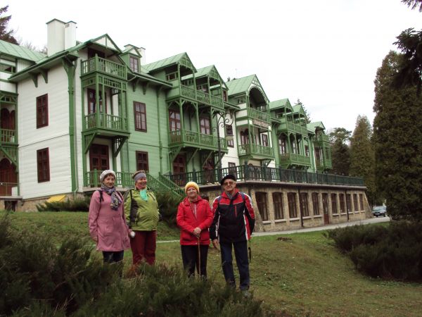 obiekt uzdrowiskowy "Biały Orzeł" - wybudowany w 1912r., z akcentami stylu weneckiego. W kurorcie m.in. bywali : Zygmunt Kaczkowski /patrz : Bereżnica Wyżna, Wz