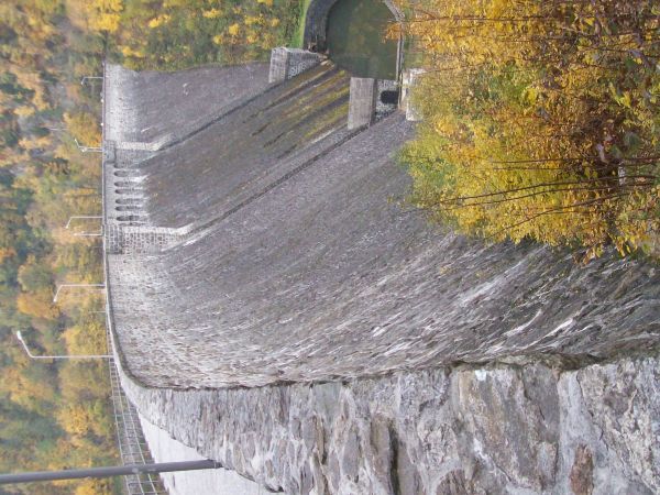 Zapora wodna 44 m wysokości i 230 m długości. Została wybudowana w latach 1914- 1917.