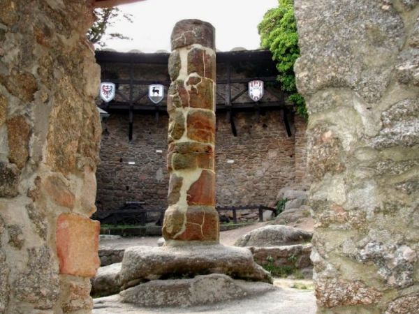 Zamek Chojnik (Jelenia Góra-Sobieszów) – zbudowany w 1364. W 1392 r. zamek otrzymuje od księżnej Agnieszki  (z piastowskiej linii świdnicko-jaworskiej) ry