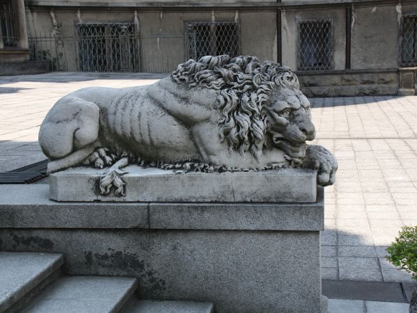 przy zejściu z tarasu zamkowego w aleje parkowe.