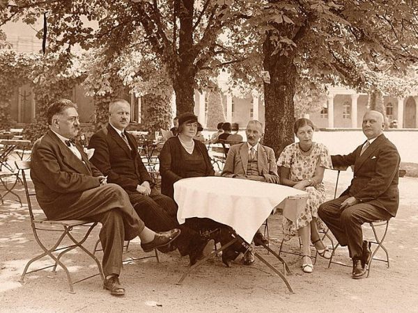 Osoby zarządzające uzdrowiskiem w latach 1920-1939./ Stanisław i Stefania Ura, inż. J.Rokosz, Szymon i Wanda Starkiewicz, dyr. M.Byszewski.