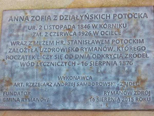 na postumencie pomnika leczniczych źródeł zdrojowych - tablica w podzięce i na chwałę założycielom uzdrowiska, polecam też zdjęcie przedstawiające witraż w kośc