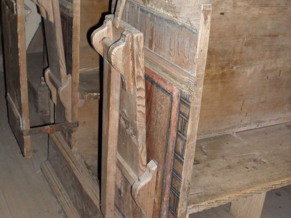 Wewnątrz kościoła drewniane renesansowe ławki, po bokach zachowane składane siedziska