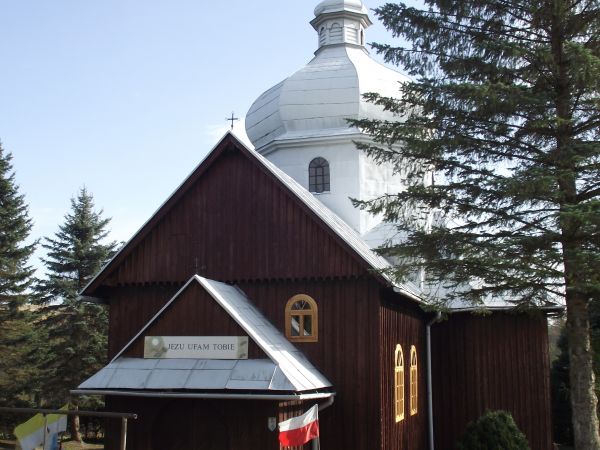 kopuła w stylu bizantyńskim nad drewnianą świątynią : kiedyś cerkwią - dziś kościołem - dominuje, dostojeństwem emanuje - jakby udziela się przybyszom, podobnie