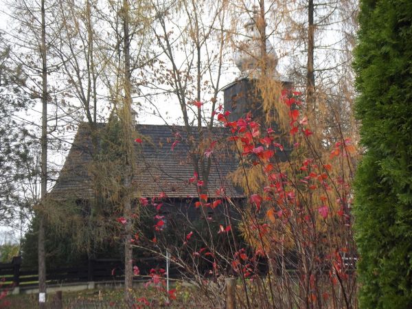 na szlaku drewnianych świątyń : kościółek w jesiennej scenerii.