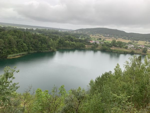 Jezioro Turkusowe w deszczowy dzień