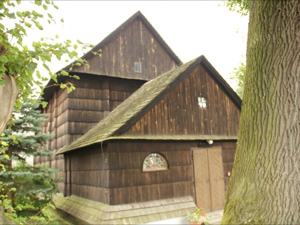 Drewniany kościół filialny pw. Wszystkich Świętych wzniesiony w roku 1676.