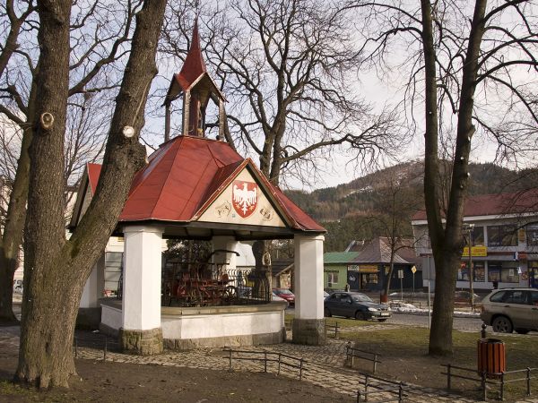 Piwniczna Zdrój-Studnia.
Ciekawą atrakcją Piwnicznej-Zdroju jest stojąca w Rynku XVII-wieczna studnia. Jej rola nie ograniczała się tylko do zaopatrywaniu mies