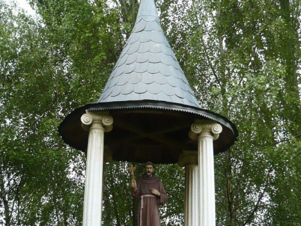 Kapliczka ze św. Franciszkiem.