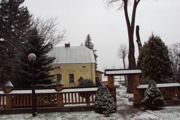 gustowne i stylowe ogrodzenie - opasanie placu kościelnego a n/z furtka do ścieżki na plebanię.