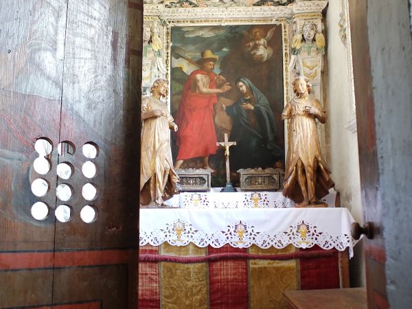 Kaplica w której spowiada li się zakonnicy ( dlatego te otwory w drzwiach)