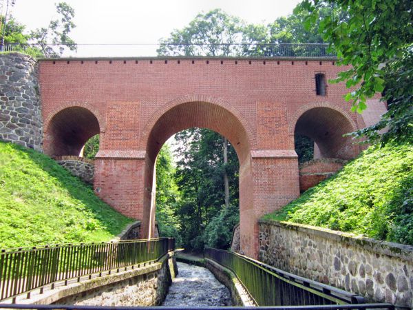 Most gotycki wysoki z XIV w. nad rzeką Sajną,wejscie do parku miejskiego,2012-07-07