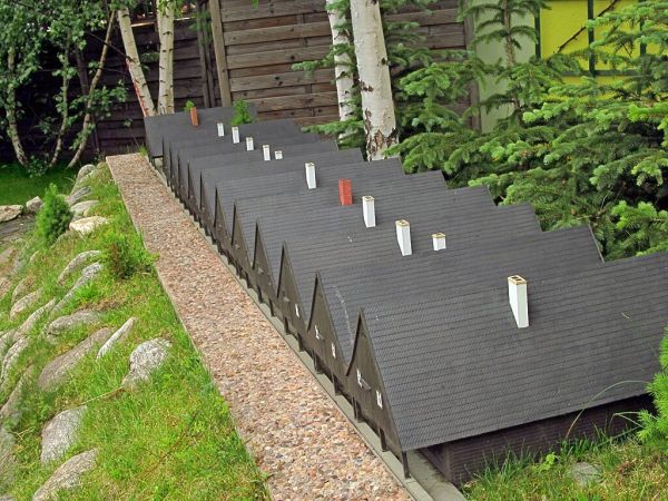 KOWARY - Park Miniatur Zabytków Dolnego Śląska - Domy tkaczy śląskich, znane też pod nazwą „Dwunastu Apostołów” stanowią dwanaście drewnianych zabytkowych domkó