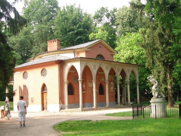 Park prz palacu ks. Czartoryskich - Domek Gotycki i rzezba Tankreda i Kloryndy