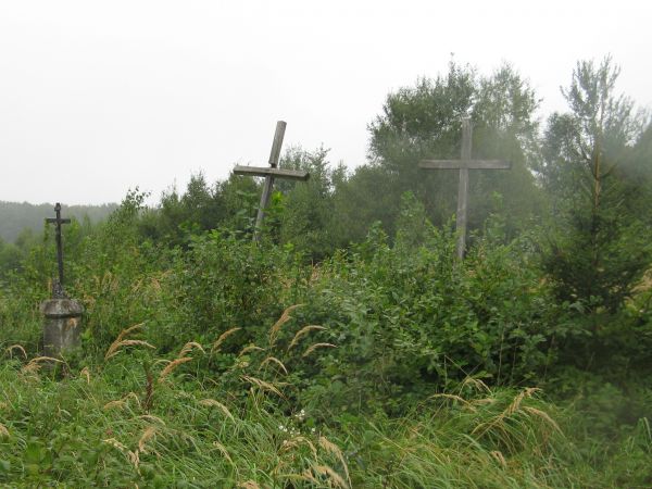 na grzbiecie góry Jaworzyna - 520m npm - przy leśnej/polnej drodze: metalowy krzyż na cokole z piaskowca, obok drewniane krzyże. Jesteśmy na nieco zapomnianym c
