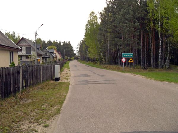 Wjazd drogą powiatową z krajówki DK22 do wsi Lubiki Małe
