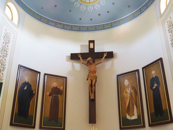 prezbiterium kościoła z ołtarzem głównym.