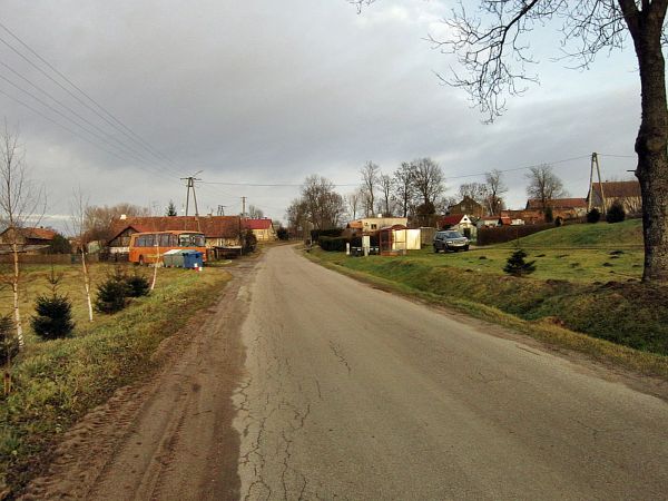 Klewno-zabudowania przy głównej szosie przebigającej przez Klewno.