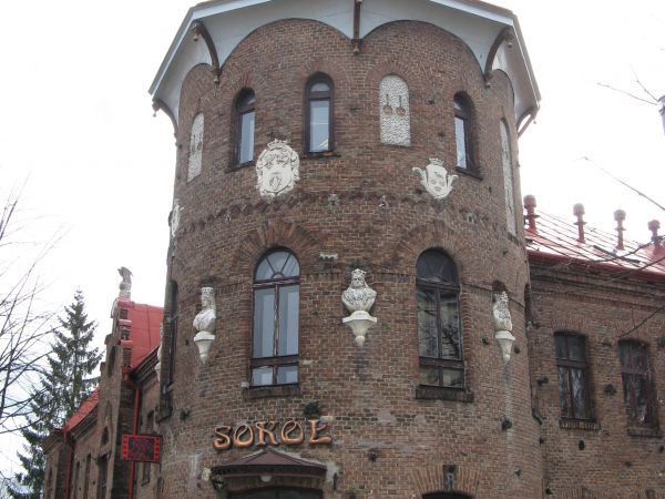 budynek - siedziba Polskiego Towarzystwa Gimnastycznego "Sokół", wzniesiony na przełomie XIX / XX wieku, po II w.św. Miejski Dom Kultury i kino. Budynek dwukond