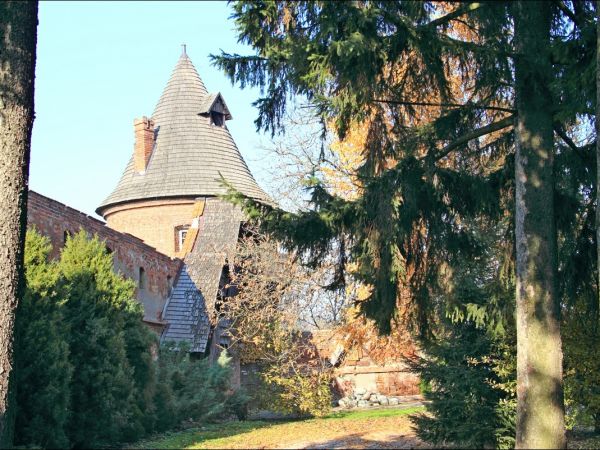 Kościół pw. św. Mikołaja i Stanisława biskupa w Jarosławiu przy ulicy Benedyktyńskiej. Przez starszych mieszkańców zwany Anna Kasarnia, został zbudowany w latac