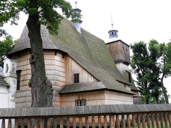 Unikatowy w skali światowej zespół kościelno-plebański .  Drewniany kościół parafialny pw. Wszystkich Świętych powstał w XV lub XVI  wieku . Umieszczony na liśc