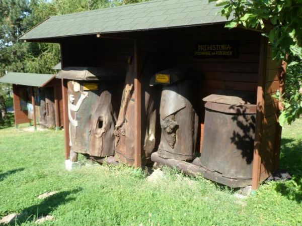 "Sądecki Bartnik" - gospodarstwo pasieczne, n/z ule cudeńka - tu : prehistoria.