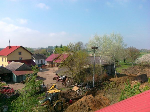 Do pełnego szczęścia potrzebna jest tylko kanalizacja , która jest obecnie  jest w realizacji .Na zdjęciu budowa rurociągu Pawłów - Brzostków , maj  A.D. 2014 .