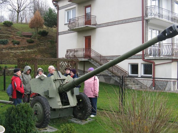 na ekspozycji militarnej prywatnej - u hobbysty, kolekcjonera. Robi to, co lubi a jego serdeczność i otwartość pozwala na dzielenie się swą pasją.