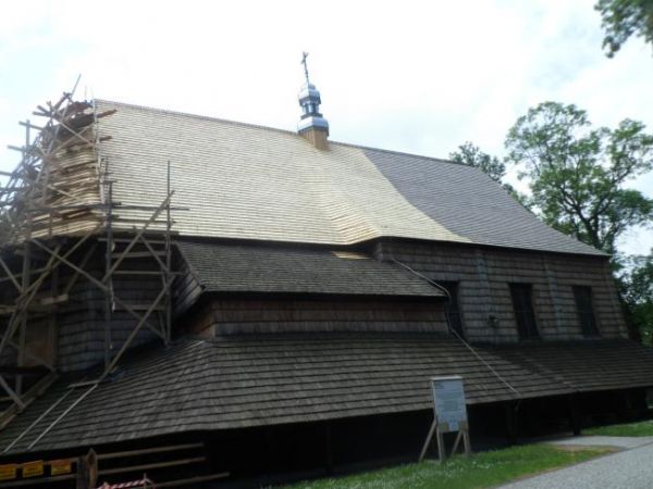 kościół pochodzi z pierwszych dziesięcioleci XVI wieku, pod względem powierzchni i kubatury to jeden z największych drewnianych kościołów w Polsce. Przy temacie