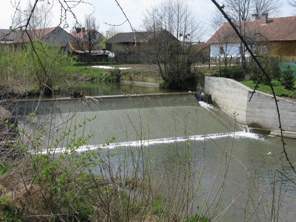 próg rzeczny na Pielnicy, co pozwala, by lody spływające w drobniejszą krę "obrócić się mogły", na brzegach nie zalegały, podtopień nie powodowały, tamy takie k