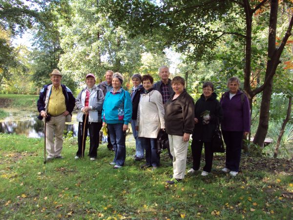 przed / obok : stawu w parku dworskim "Chmurówki", niewielkie lustro wodne zajmują grzybienie a wzrost żyzności wody przyczynia się do rozwoju bardziej ekspansy