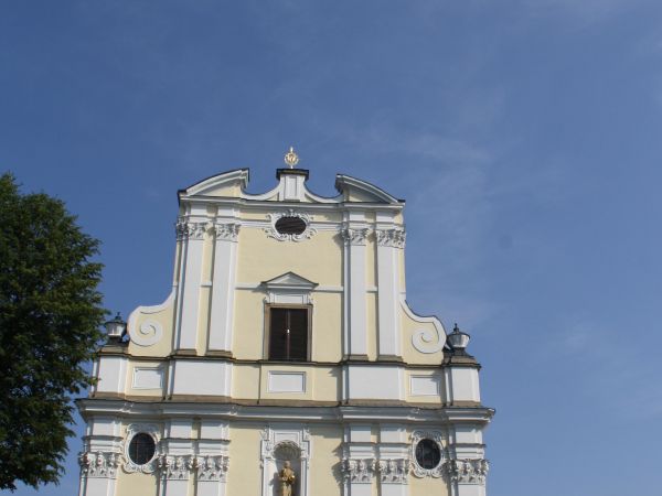 kościół pw. św. Józefa, postawiony w miejscu drewnianego, gotyckiego kościoła pw. św. Andrzeja. Zbudowano go w końcu XVIIw. dla istniejącego do dzisiaj Bractwa