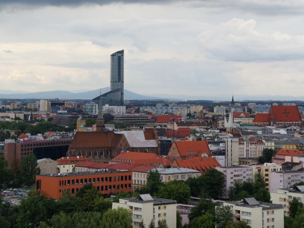 Wrocław; widok z wieży katedralnej na Sky Tower