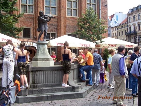 Pomnik Flisaka - mieści się w centrum starego Miasta, symbol Torunia. Legenda głosi, że utalentowany skrzypek Flisak swoją grą na skrzypcach wyzwolił Toruń od p
