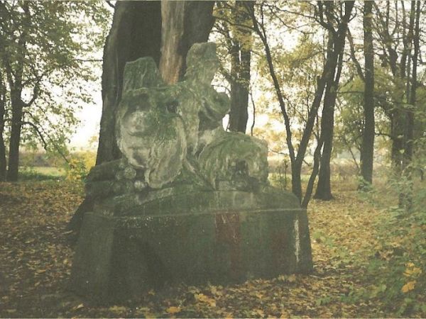 Grodzisk Wielkopolski-ul.27 Stycznia, rzeźba z poł.XVIII w., w parku.