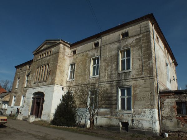 Pałac /architektura nie za bogata /obecnie zamieszkały przez kilka rodzin