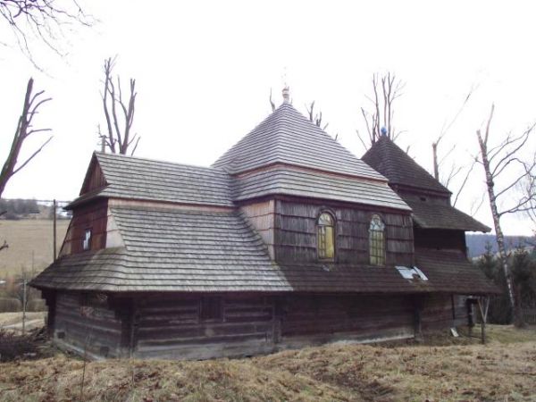 piękna drewniana cerkiew o kilkakrotnie łamanych dachach, wzniesiona w 1832r.