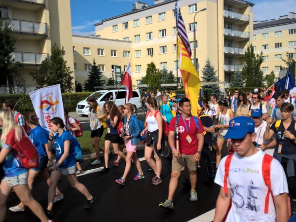 Młodzież z całego świata przy  AGH  ul. Reymonta idzie na Błonia -ŚDM