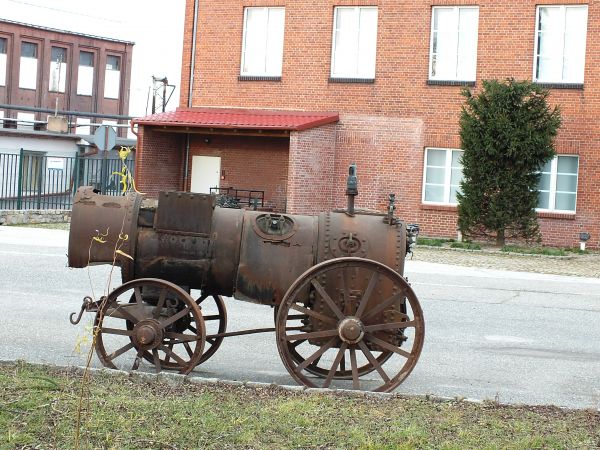 lokomobila przed muzeum cukrownictwa