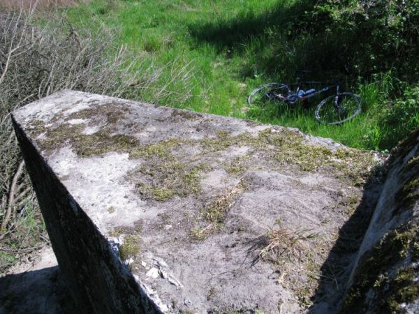 Ucho osłaniające wschodnią strzelnicę Schronu nr 2. Widok z góry.