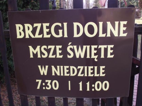 na parkanie - na płocie z żerdzi i sztachet - na furtce /co samo to już jest rzadkością/ zamieszczona informacja o mszach świętych - a po co to zdjęcie ?- - otó