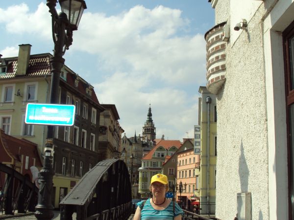 przy moście nad Nysą Kłodzką a dalej zachwyca uroda i atmosfera miasta, położonego w wąskiej dolinie między Górą Forteczną a Owczą, stanowiło ważny punkt strate