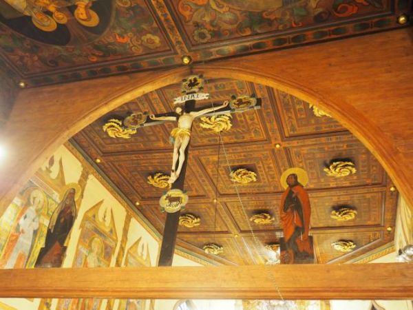 tęcza - łuk architektoniczny, oddzielający w kościele sacrum - prezbiterium od profanum - części dla wiernych, przypomina o przymierzu między Bogiem a ludźmi.