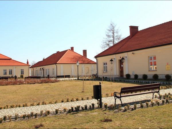 Dwór starościński wzniesiony przez starostę Krzysztofa Szydłowieckiego jako zespół rezydencjalno-obronny - obecnie muzeum