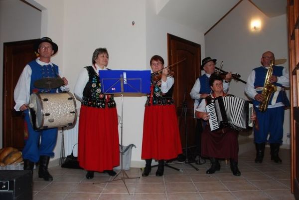 Kapela z Terliczki - gra i śpiewa muzyczne utwory ludowe oraz biesiadne