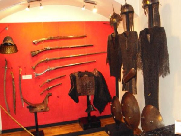 ekspozycja broni i uzbrojenia obronnego oraz różne militaria - prezentowane w zbiorach muzealnych zamkowych.