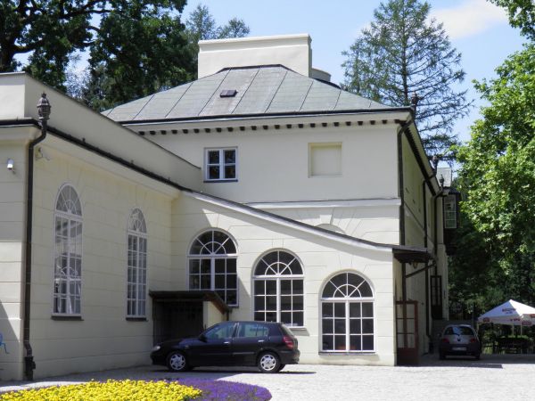 Pałac z lat 1817-1819, powstały wg. projektu Magdaleny z Dzieduszyckich Morskiej przy pomocy Chrystiana Piotra Aignera i budowniczego Fryderyka Baumana.