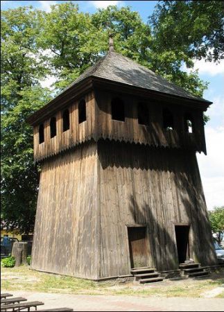 Kościół parafialny (2).  Drewniana dzwonnica z XVIII w.