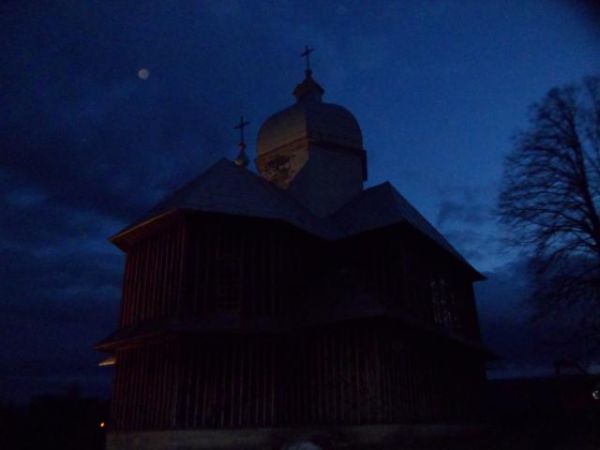 cerkiew grecko-katolicka pw. Narodzenia N.P.Marii, od 1957r. służy jako kościół, tu - w wieczornym mroku, przy poświacie księżyca. Jest "trochę obok szlaków  i
