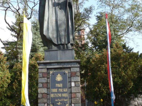 Jeden z dwóch pomników Ojca Św. Jana PawłaII.